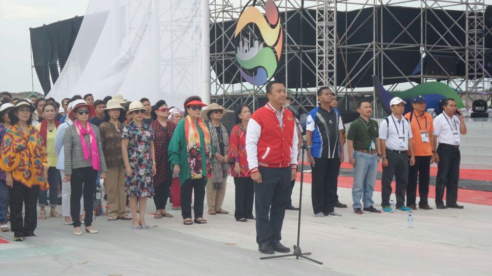 Menpora Imam Nahrawi saat menjadi pembina upacara pengibaran bendera Merah Putih raksasa di Pelataran Mall Ancol Beach City Jakarta, Jumat (7/10) sore. Bendera berukuran 10 x 15 meter itu d Copyright: &copy; Kemenpora